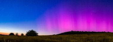 Güney Işıkları Panoraması - Aurora Australis ve şafak öncesi gökyüzü Blayney, Orta Batı, NSW, Avustralya 'da pembe çizgilerle doluydu..