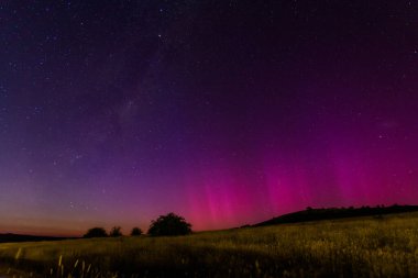 Güney Işıkları - Aurora Australis ve şafak öncesi gece gökyüzü Blayney, Orta Batı, NSW, Avustralya 'da pembe çizgilerle doluydu..