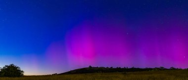 Güney Işıkları - Aurora Australis ve şafak öncesi gece gökyüzü Blayney, Orta Batı, NSW, Avustralya 'da pembe çizgilerle doluydu..