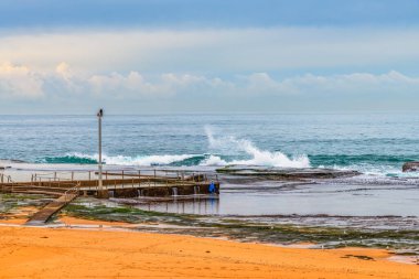 Mona Vale Sahili 'nde, bulutların altında, kış mevsiminde. Kuzey Sahilleri, NSW, Avustralya.