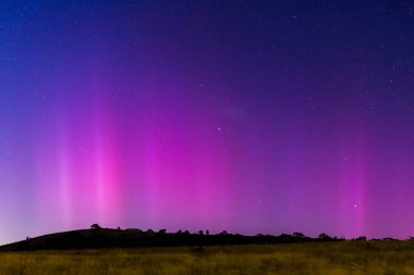 Güney Işıkları - Aurora Australis ve şafak öncesi gece gökyüzü Blayney, Orta Batı, NSW, Avustralya 'da pembe çizgilerle doluydu..