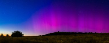 Güney Işıkları - Aurora Australis ve şafak öncesi gece gökyüzü Blayney, Orta Batı, NSW, Avustralya 'da pembe çizgilerle doluydu..