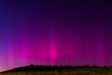 Güney Işıkları - Aurora Australis ve şafak öncesi gece gökyüzü Blayney, Orta Batı, NSW, Avustralya 'da pembe çizgilerle doluydu..