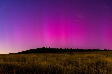Güney Işıkları - Aurora Australis ve şafak öncesi gece gökyüzü Blayney, Orta Batı, NSW, Avustralya 'da pembe çizgilerle doluydu..