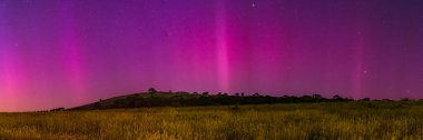 Güney Işıkları - Aurora Australis ve şafak öncesi gece gökyüzü Blayney, Orta Batı, NSW, Avustralya 'da pembe çizgilerle doluydu..