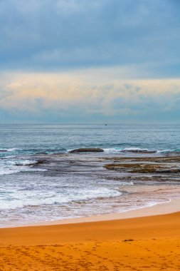 Mona Vale Sahili 'nde, bulutların altında, kış mevsiminde. Kuzey Sahilleri, NSW, Avustralya.