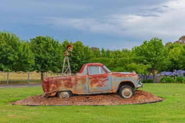 İngiltere 'den eski paslı Austin kamyonet NSW, Avustralya' nın orta batısındaki Blayney 'de..