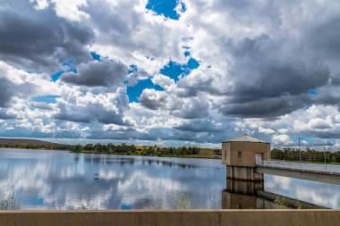Avustralya, NSW 'nin Güney Tabloları' nda Crookwell yakınlarında kırsal, bulutlar ve baraj.