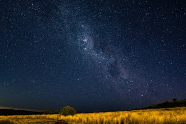 Samanyolu 'nun gece gökyüzü Blayney, Orta Batı, NSW, Avustralya' da yıldızlarla doluydu..