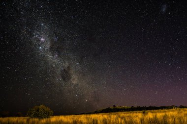 Samanyolu 'nun gece gökyüzü Blayney, Orta Batı, NSW, Avustralya' da yıldızlarla doluydu..