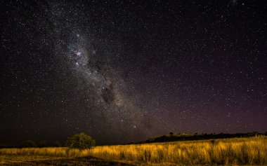 Samanyolu 'nun gece gökyüzü Blayney, Orta Batı, NSW, Avustralya' da yıldızlarla doluydu..