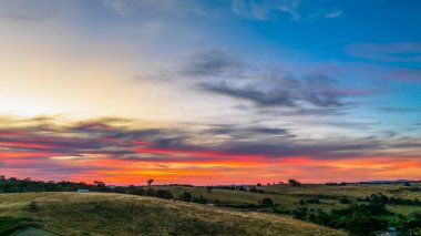 Avustralya, NSW 'nin orta batısındaki Blayney kenar mahallelerinde günbatımı ve yüksek bulutlar..