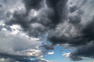Avustralya, NSW 'nin orta batısındaki Blayney üzerinde akşam erken saatlerde gökyüzünde fırtınalar kopuyor..