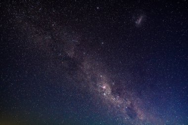 Samanyolu 'nun gece gökyüzü Blayney, Orta Batı, NSW, Avustralya' da yıldızlarla doluydu..