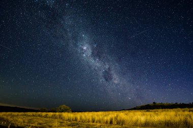 Samanyolu 'nun gece gökyüzü Blayney, Orta Batı, NSW, Avustralya' da yıldızlarla doluydu..