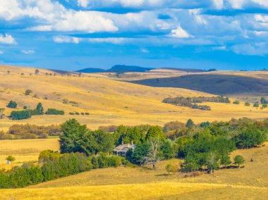 Öğleden sonra, kırsal bölgede yağmur bulutları yükselirken. Blayney, NSW, Avustralya 'nın orta batısında çekildi..