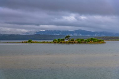 Gippsland, Victoria, Avustralya 'da çiseleyen gri gökyüzü altında Mallacoota Körfezi.