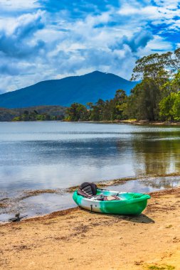 Wallaga Gölü ve Gulaga Dağı 'ndaki yağmurdan sonra manzara. Avustralya, NSW 'nin Sapphire Sahili' nde Bermagui.