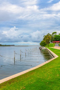 Gippsland, Victoria, Avustralya 'da yağmurlu bir günde akşam erken saatlerde Mallacoota Koyu' nda.