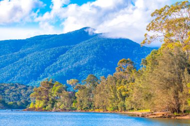 Akşamın erken saatlerinde Wallaga Gölü ve Gulaga Dağı 'nda gün batımı yaklaşırken manzara görülüyor. Avustralya, NSW 'nin Sapphire Sahili' nde Bermagui.