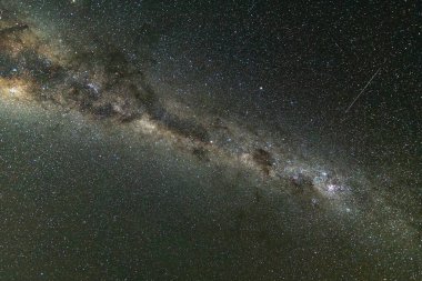 Samanyolu 'nun gece gökyüzü Blayney, Orta Batı, NSW, Avustralya üzerinde yıldızlarla doluydu..