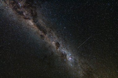 Samanyolu 'nun gece gökyüzü Blayney, Central West, NSW, Avustralya üzerinde şafak öncesi saatlerde yıldızlarla doluydu..