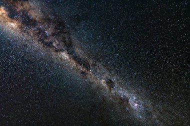 Samanyolu 'nun gece gökyüzü Blayney, Central West, NSW, Avustralya üzerinde şafak öncesi saatlerde yıldızlarla doluydu..