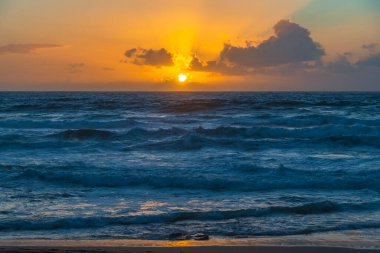 Sydney, NSW, Avustralya 'nın kuzey sahillerindeki Avalon' da kayalar ve dalgalarla gün doğumu.