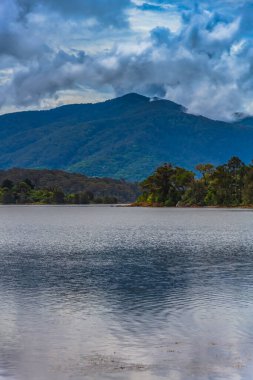 Wallaga Gölü ve Gulaga Dağı 'ndaki yağmurdan sonra manzara. Avustralya, NSW 'nin Sapphire Sahili' nde Bermagui.