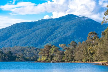 Akşamın erken saatlerinde Wallaga Gölü ve Gulaga Dağı 'nda gün batımı yaklaşırken manzara görülüyor. Avustralya, NSW 'nin Sapphire Sahili' nde Bermagui.