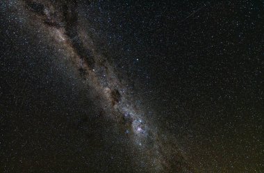 Samanyolu 'nun gece gökyüzü Blayney, Central West, NSW, Avustralya üzerinde şafak öncesi saatlerde yıldızlarla doluydu..