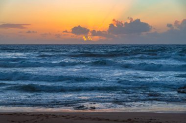 Sydney, NSW, Avustralya 'nın kuzey sahillerindeki Avalon' da kayalar ve dalgalarla gün doğumu.