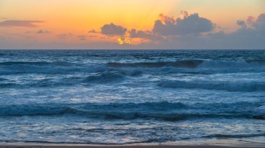 Sydney, NSW, Avustralya 'nın kuzey sahillerindeki Avalon' da kayalar ve dalgalarla gün doğumu.