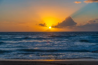 Sydney, NSW, Avustralya 'nın kuzey sahillerindeki Avalon' da kayalar ve dalgalarla gün doğumu.