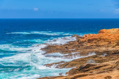 Avustralya, NSW 'nin güney kıyısındaki Eurobadalla Shire' de Bermagui 'de mavi gökyüzü ve rüzgarlı bir öğleden sonra..
