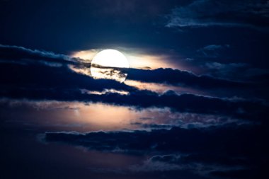 Kısmi Ay tutulması - Kanlı Ay, Dolunay ve bulutlar Blayney, Orta Batı, NSW, Avustralya 'da.