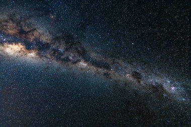 Samanyolu 'nun gece gökyüzü Blayney, Central West, NSW, Avustralya üzerinde şafak öncesi saatlerde yıldızlarla doluydu..