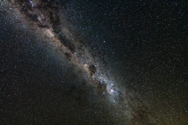 Samanyolu 'nun gece gökyüzü Blayney, Central West, NSW, Avustralya üzerinde şafak öncesi saatlerde yıldızlarla doluydu..
