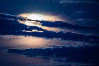 Kısmi Ay tutulması - Kanlı Ay, Dolunay ve bulutlar Blayney, Orta Batı, NSW, Avustralya 'da.