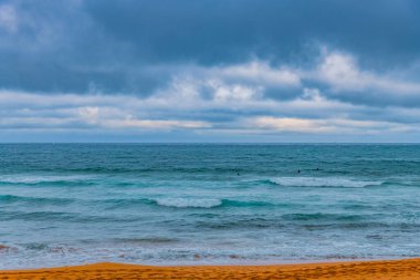 Sydney, NSW, Avustralya 'nın kuzey sahillerindeki Avalon' da kayalar ve dalgalarla kaplı Sunrise Seascape bulutları.