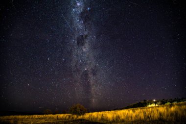 Samanyolu 'nun gece gökyüzü Blayney, Orta Batı, NSW, Avustralya' da yıldızlarla doluydu..