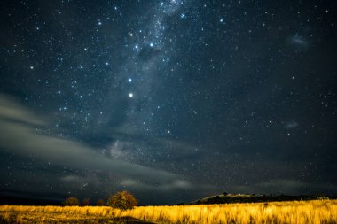 Samanyolu 'nun gece gökyüzü Blayney, Orta Batı, NSW, Avustralya' da yıldızlarla doluydu..