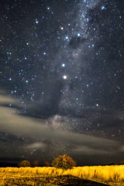Samanyolu 'nun gece gökyüzü Blayney, Orta Batı, NSW, Avustralya' da yıldızlarla doluydu..