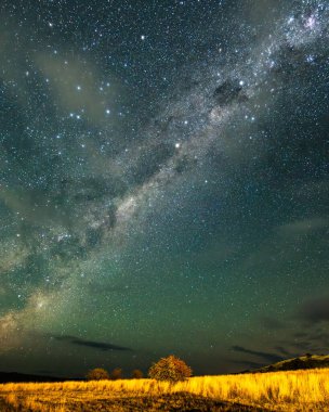 Samanyolu 'nun gece gökyüzü Blayney, Orta Batı, NSW, Avustralya' da yıldızlar ve ışık bulutlarıyla doluydu..