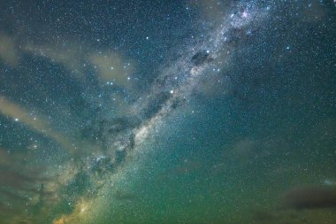 Samanyolu 'ndaki Dark Emu gece gökyüzü Blayney, Orta Batı, NSW, Avustralya' da yıldızlar ve ışık bulutlarıyla doluydu..