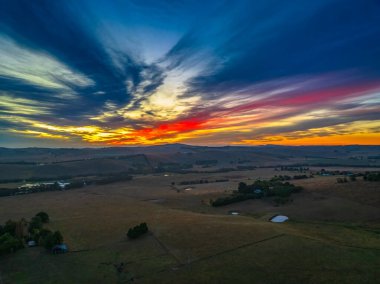 Renkli Gündoğumu NSW, Avustralya 'nın orta batısındaki Blayney' de kırsal alanda bulutlar var..