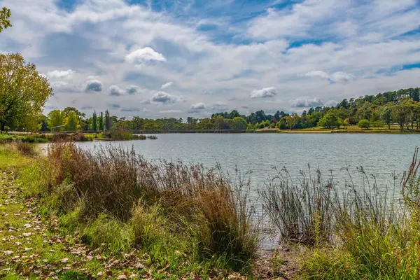 Avustralya, NSW 'nin orta batısındaki Canobolas Dağı eteğindeki Orange yakınlarındaki Canobolas Gölü' nde mevsimler değişti..