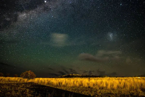 Blayney, Orta Batı, NSW, Avustralya 'da yıldızlarla dolu kırsal gece gökyüzü ve ışık bulutu.