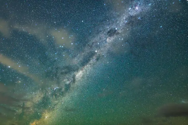 Samanyolu 'ndaki Dark Emu gece gökyüzü Blayney, Orta Batı, NSW, Avustralya' da yıldızlar ve ışık bulutlarıyla doluydu..