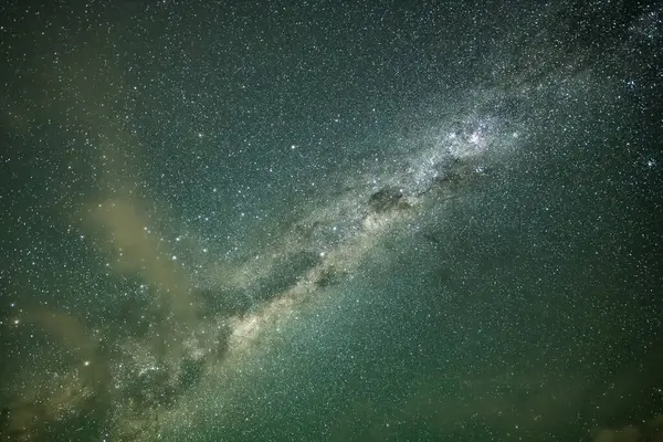 Samanyolu 'nun gece gökyüzü Blayney, Orta Batı, NSW, Avustralya' da yıldızlar ve ışık bulutlarıyla doluydu..